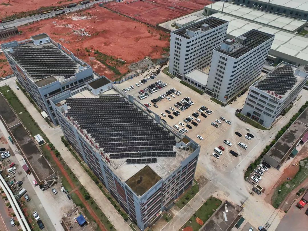 南寧能源集團(tuán)首個(gè)分布式光伏 發(fā)電項(xiàng)目成功并網(wǎng) 開(kāi)啟綠色能源新征程